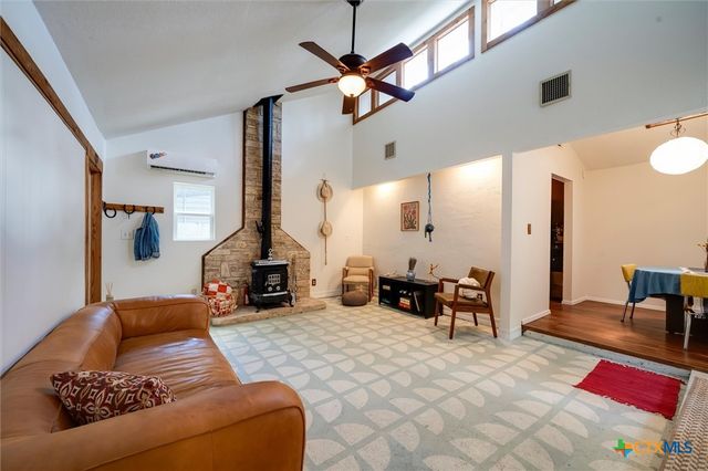 150 Lakeview Drive, Del Valle, TX 78617