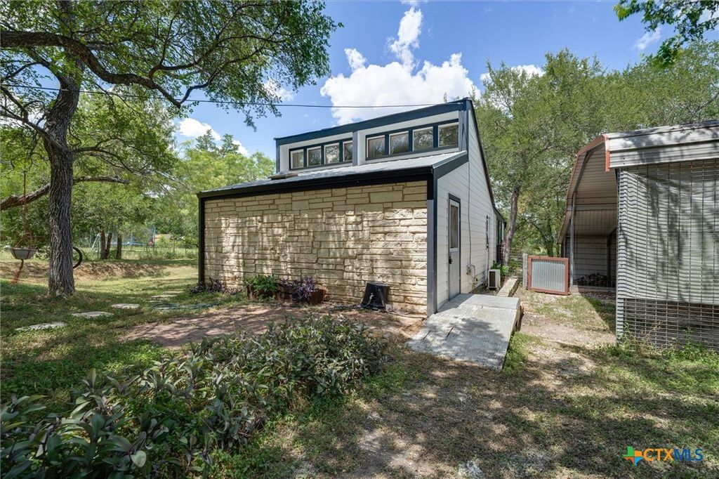 150 Lakeview Drive, Del Valle, TX 78617