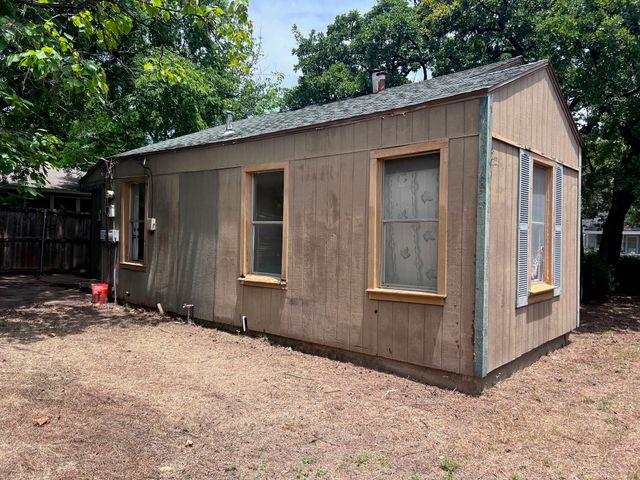 2925 Oakwood Street, Haltom City, TX 76117