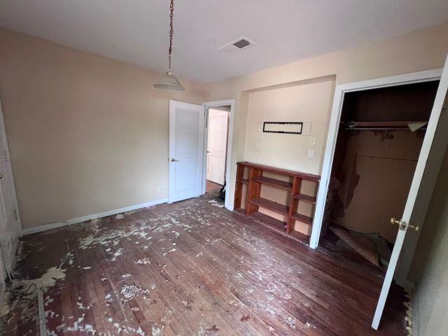 2925 Oakwood Street, Haltom City, TX 76117