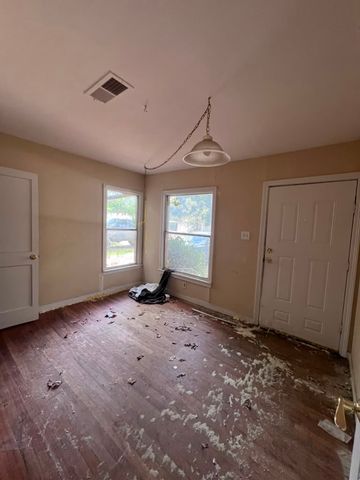 2925 Oakwood Street, Haltom City, TX 76117