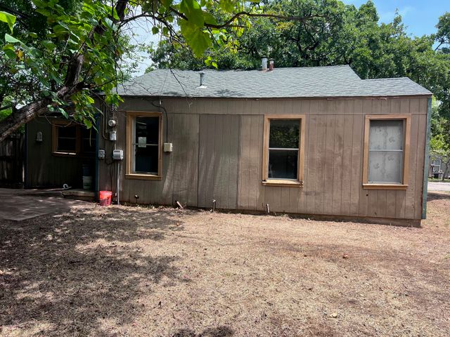 2925 Oakwood Street, Haltom City, TX 76117