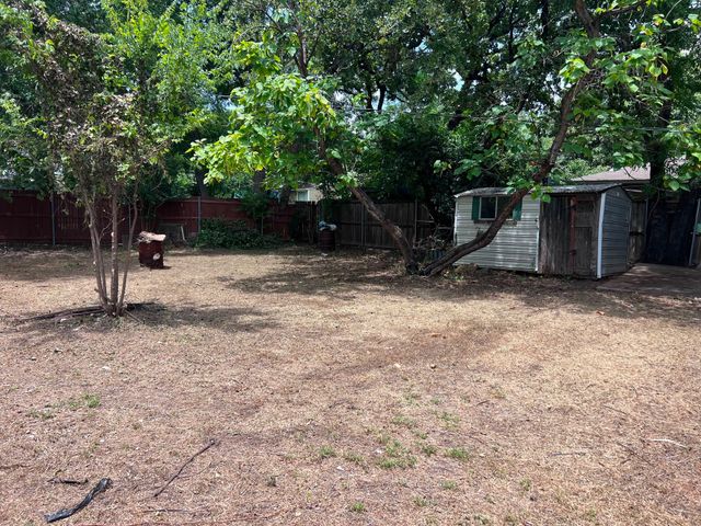 2925 Oakwood Street, Haltom City, TX 76117
