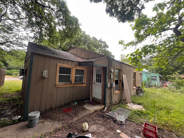 2925 Oakwood Street, Haltom City, TX 76117