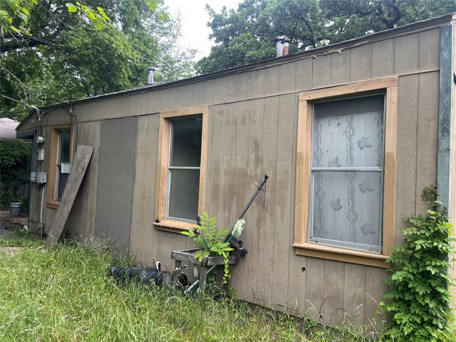 2925 Oakwood Street, Haltom City, TX 76117