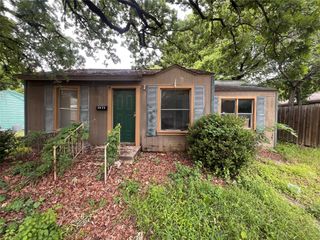 2925 Oakwood Street, Haltom City, TX 76117