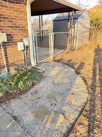 2009 Meadowgate Ln, Louisville, KY 40223