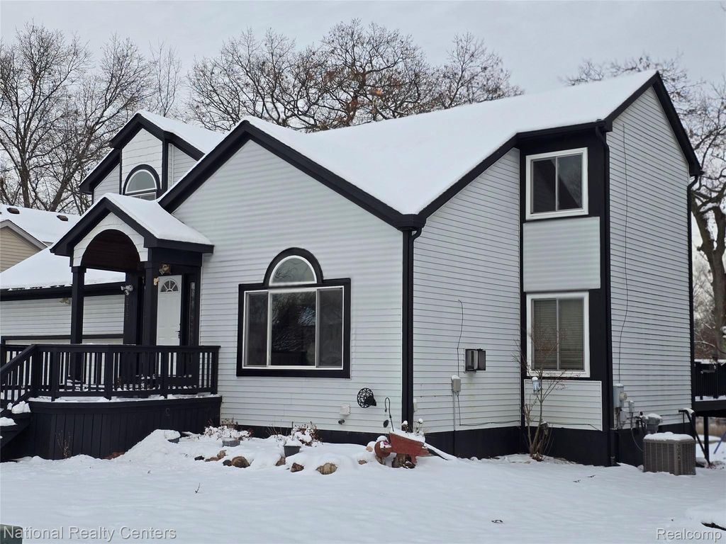 2727 Riverside Drive, Waterford Charter Township, MI 48329