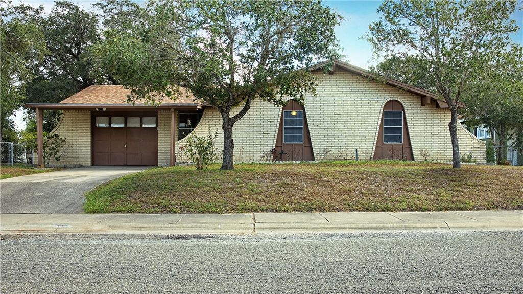803 Avenue H, Sinton, TX 78387 — exterior