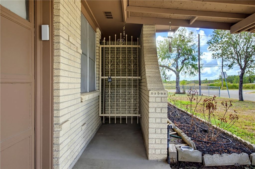 803 Avenue H, Sinton, TX 78387 — photo 3