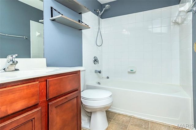 1951 Greenpoint Drive 204, St Louis, MO 63122