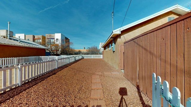 313 McKnight Avenue NE C, Albuquerque, NM 87102