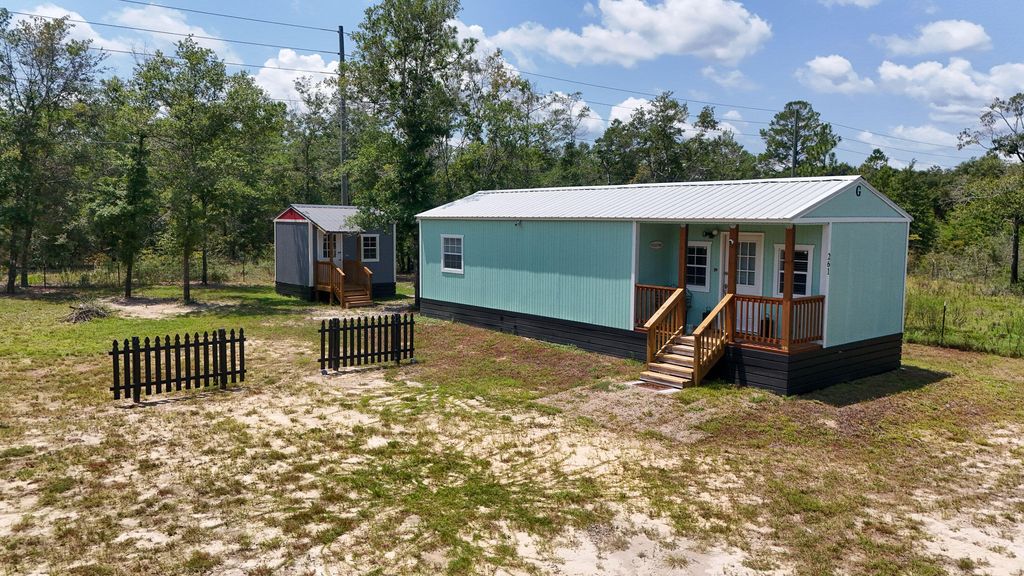 261 W Royal Palm Avenue, Defuniak Springs, FL 32433