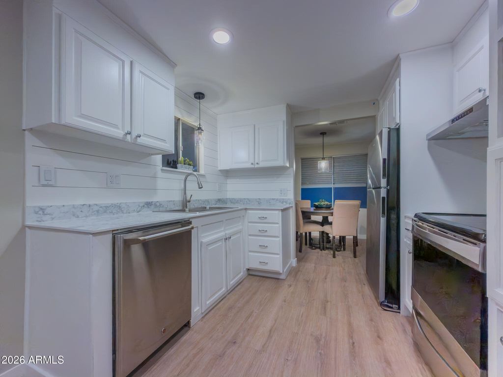 Image 3 of property listing at 16225 N 29th ST -- 51, Phoenix, AZ 85032
