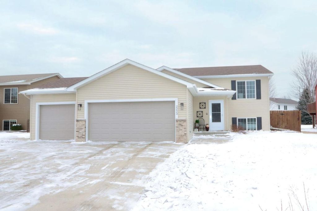2223 Fairbanks Drive, North Mankato, MN 56003