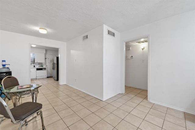 235 W Tri Oaks Lane 235, Houston, TX 77043