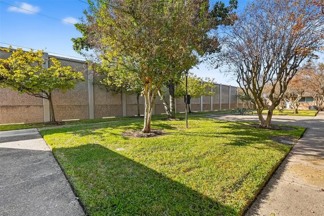 235 W Tri Oaks Lane 235, Houston, TX 77043