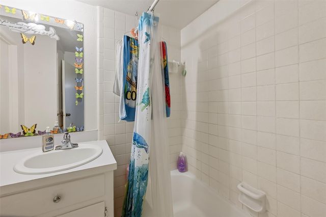 235 W Tri Oaks Lane 235, Houston, TX 77043