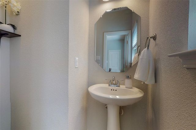 2556 Sarah Lane, Lewisville, TX 75056