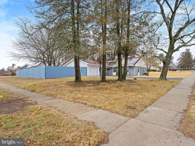 24 MARSHALL LANE, Willingboro, NJ 08046