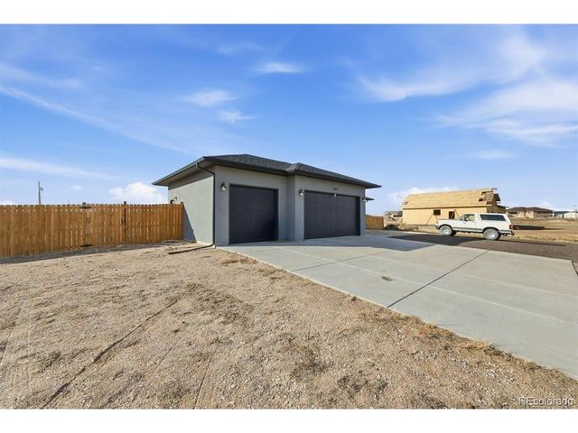 421 N Heather Dr, Pueblo, CO 81007