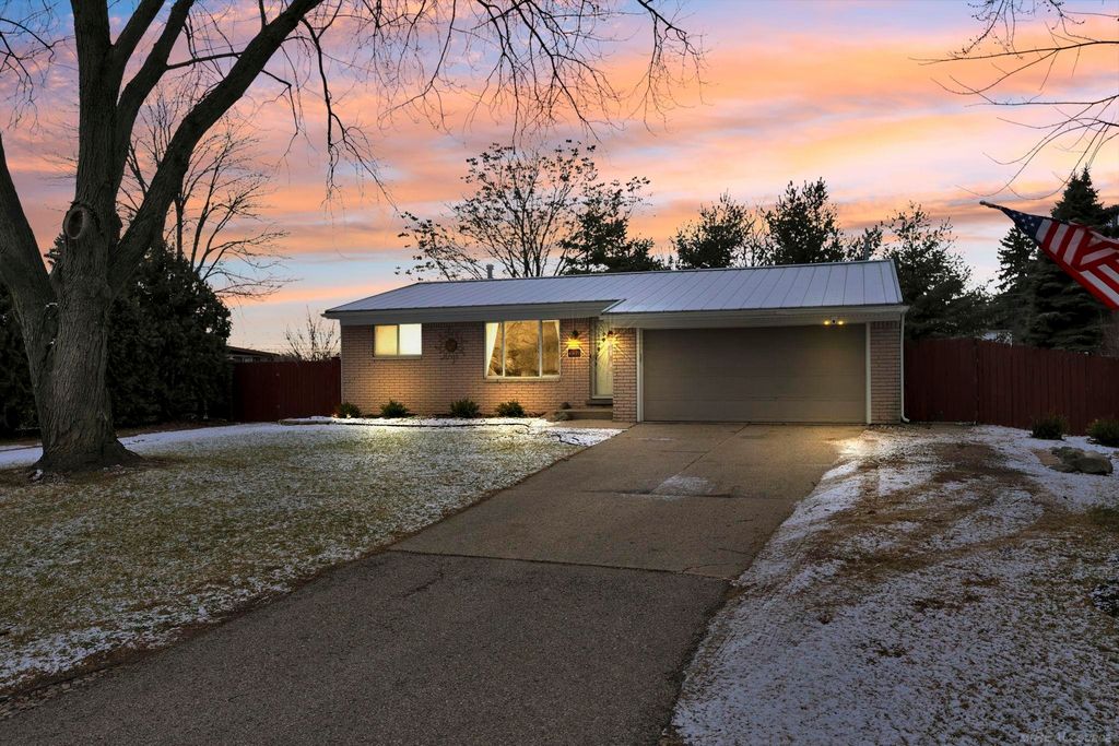 45077 Hecker Drive, Utica, MI 48317