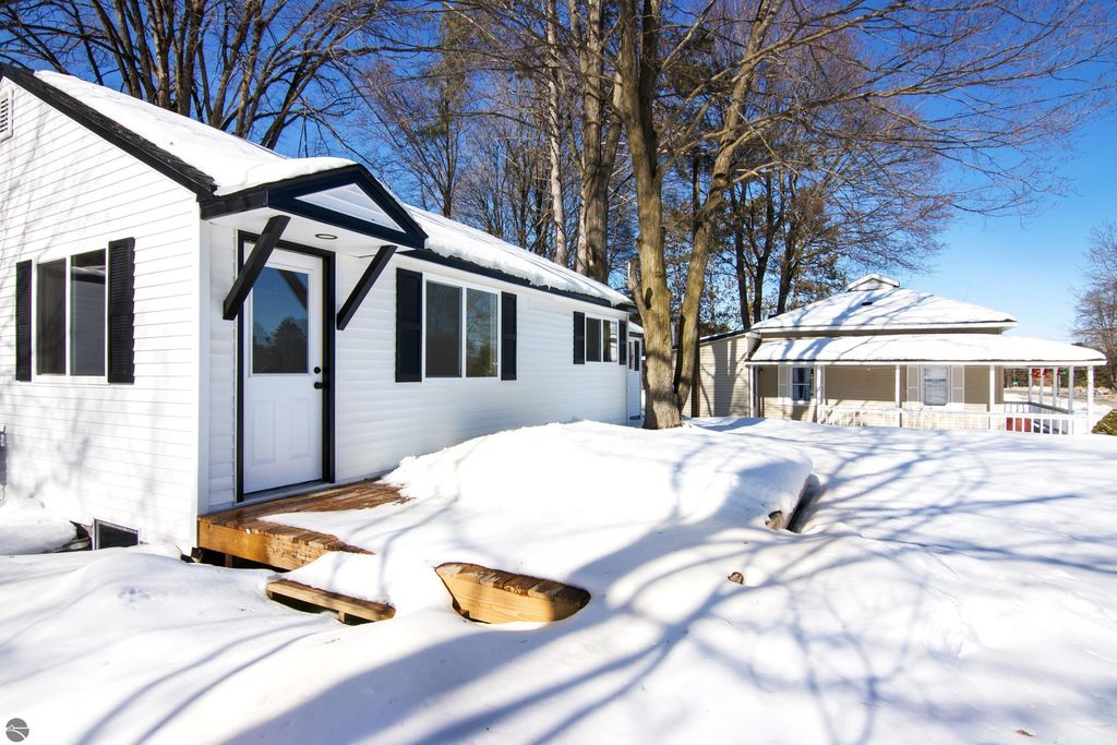 Image 2 of property listing at 905 N Bridge Street, Bellaire, MI 49615