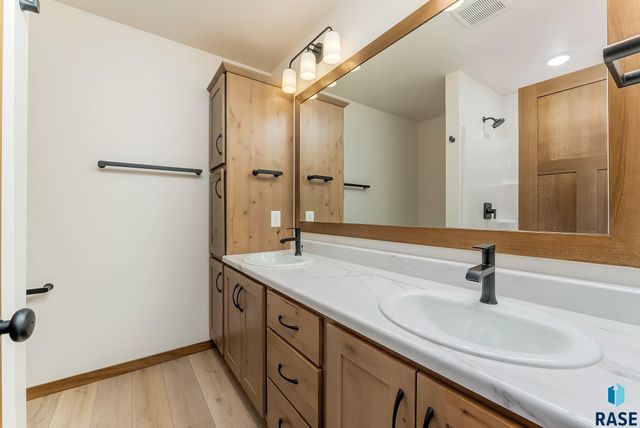 6135 S Bison Pl Place, Sioux Falls, SD 57108