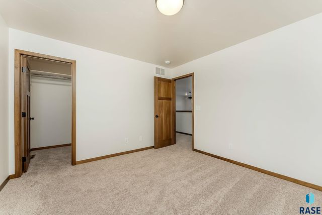 6135 S Bison Pl Place, Sioux Falls, SD 57108