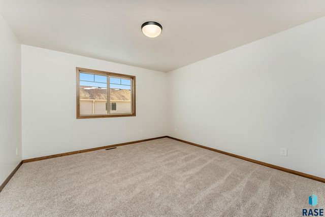 6135 S Bison Pl Place, Sioux Falls, SD 57108