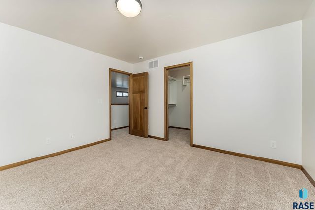 6135 S Bison Pl Place, Sioux Falls, SD 57108