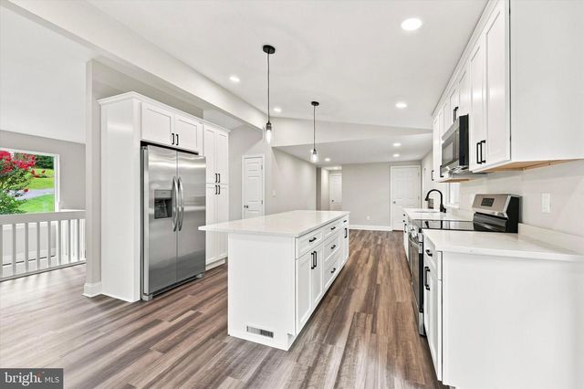 6 RED HILL RD, Aston, PA 19014