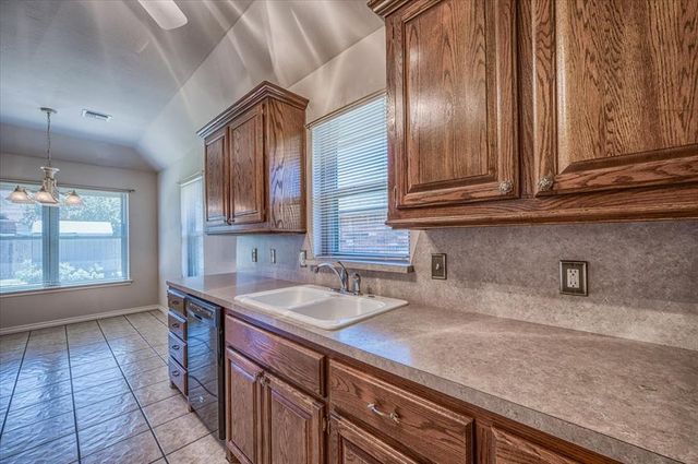 604 E Katelyn Lane, Mustang, OK 73064