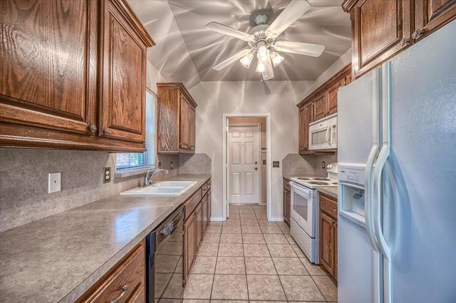 604 E Katelyn Lane, Mustang, OK 73064