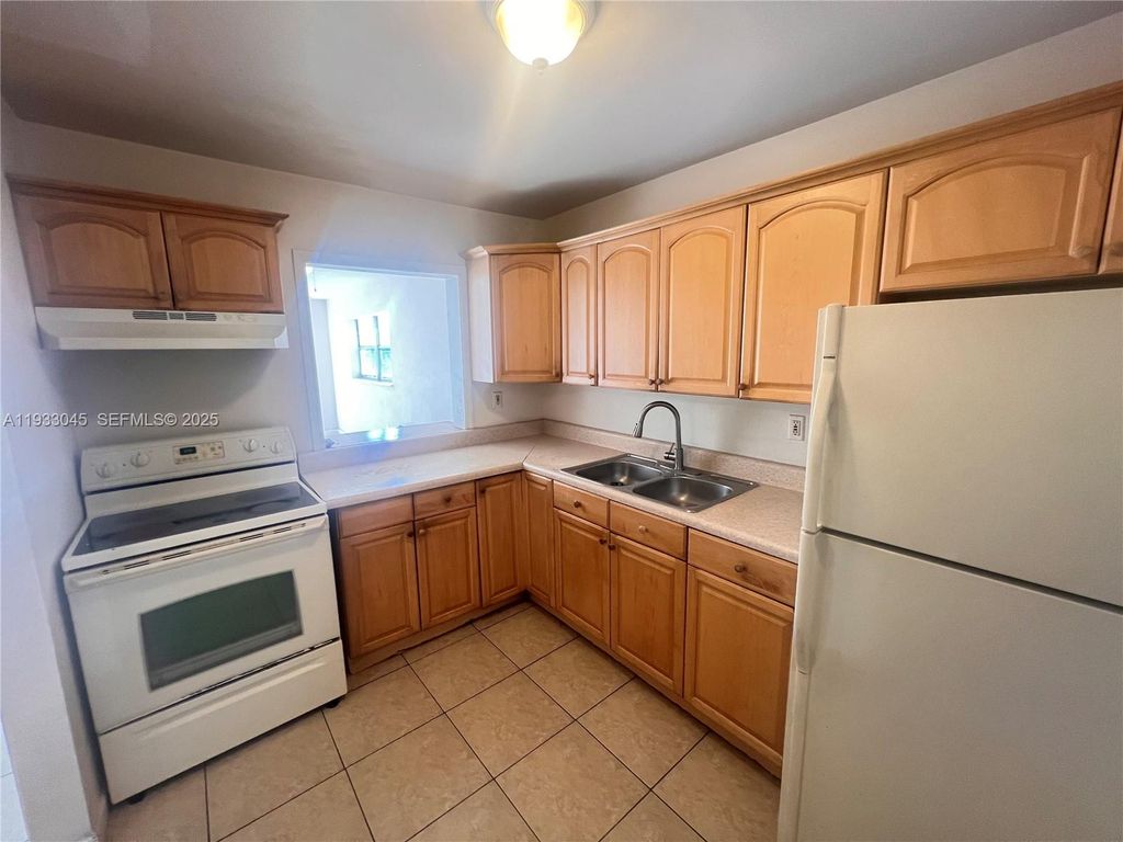 12290 NE 11th Ct 203, North Miami, FL 33161