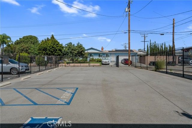 555 W Whittier Boulevard, La Habra, CA 90631