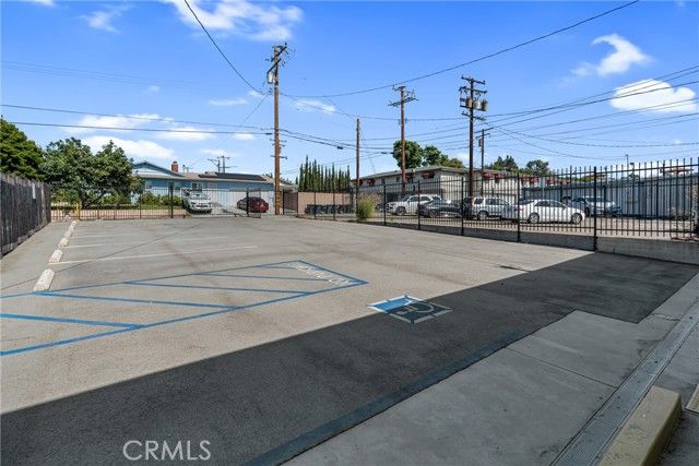 555 W Whittier Boulevard, La Habra, CA 90631