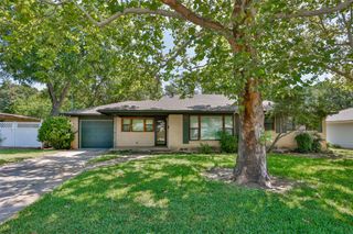 1212 Whaley Drive, Gainesville, TX 76240
