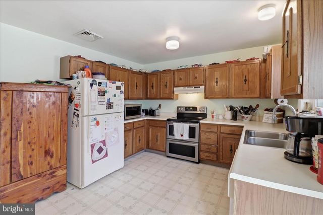497 CROSSWINDS DR, Lititz, PA 17543