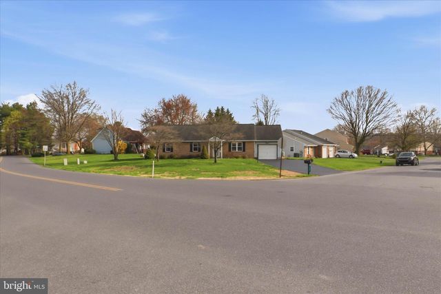 497 CROSSWINDS DR, Lititz, PA 17543