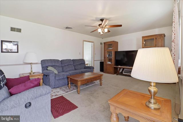 497 CROSSWINDS DR, Lititz, PA 17543
