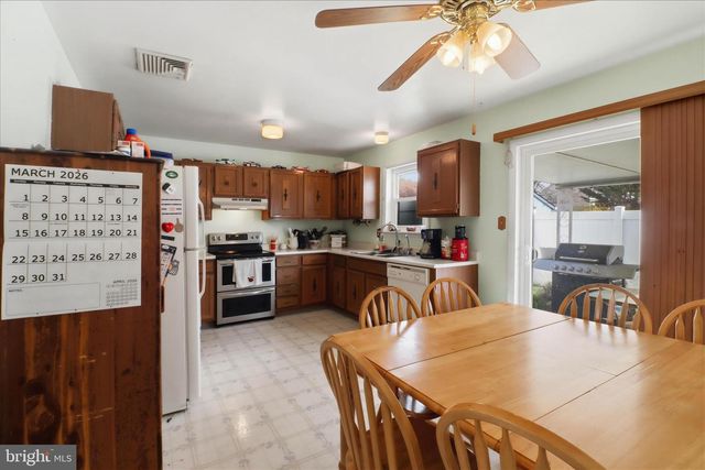497 CROSSWINDS DR, Lititz, PA 17543