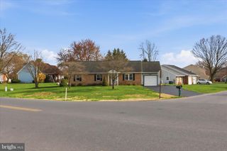 497 CROSSWINDS DR, Lititz, PA 17543