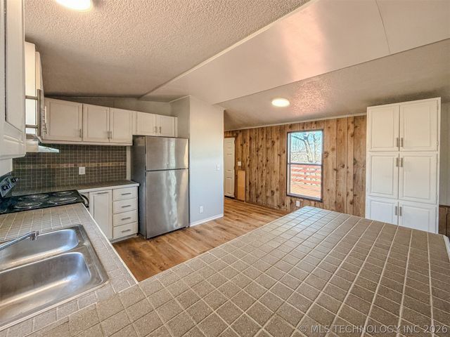 18029 W Sugar Hollow Road, Park Hill, OK 74451
