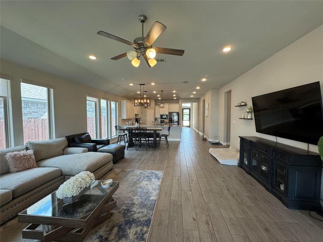 2004 Stirling ST, Leander, TX 78641