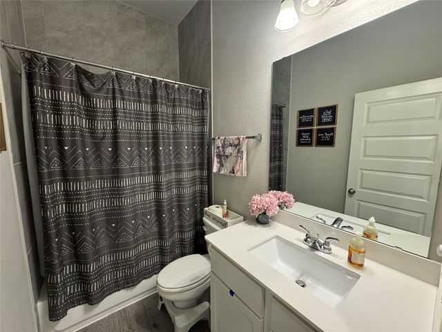 2004 Stirling ST, Leander, TX 78641