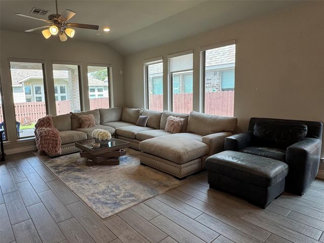 2004 Stirling ST, Leander, TX 78641