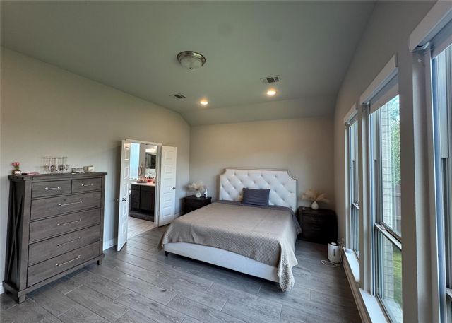2004 Stirling ST, Leander, TX 78641