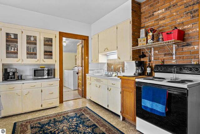 8952 S Kasson Street, Cedar, MI 49621