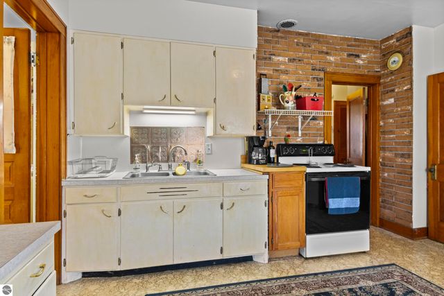 8952 S Kasson Street, Cedar, MI 49621